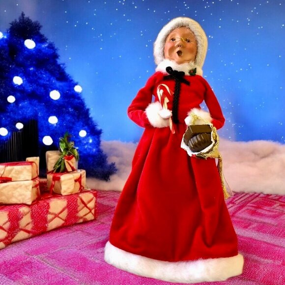 Byers' Choice The Carolers Mrs. Claus with Candy Canes and Chocolate 2009 - Picture 1 of 16